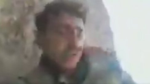 UZNEMIRUJUĆI SNIMAK DIREKTNO SA FRONTA: Sirijski plaćenik moli za pomoć dok oko njega padaju granate (VIDEO)