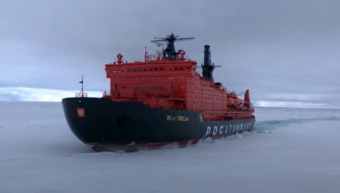АРКТИК СТИГАО НА СЕВЕРНИ ПОЛ: Нови руски нуклеарни ледоломац запловио леденим беспућима (ВИДЕО)