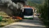 STRAŠAN PRIZOR KOD VRANJA: Zapalio se autobus, putnici pobegli na vreme - vatra se proširila na rastinje (VIDEO)