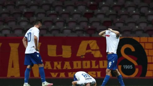 HAOS NA POLJUDU: Igrači Hajduka se svađali ko će izvesti penal u 90. minutu, pobednik promašio (VIDEO)