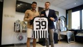 JOJIĆ DONIRAO DRES U HUMANITARNE SVRHE: Fudbaler Partizana potpisao deo opreme za aukciju (FOTO)