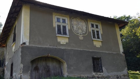 ЧУВА ГРБ И УСПОМЕНУ НА ТАСТА: Необична фасада на кући Мирослава Минића (92),  у селу код Рековца