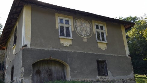 ČUVA GRB I USPOMENU NA TASTA: Neobična fasada na kući Miroslava Minića (92),  u selu kod Rekovca