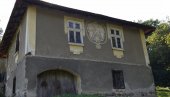ČUVA GRB I USPOMENU NA TASTA: Neobična fasada na kući Miroslava Minića (92),  u selu kod Rekovca