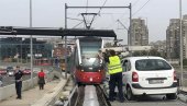 VOZIO AUTO ŠINAMA Zbog incidenta obustavljen tramvajski saobraćaj preko Mosta na Adi (VIDEO)