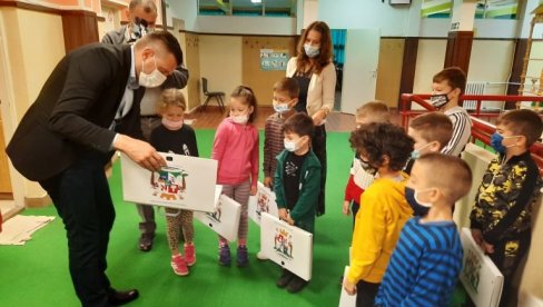 DOBILI PRIBOR OD OPŠTINE:  Vučen obišao sve četiri gradske osnovne škole