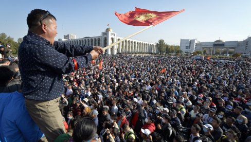 PROTESTI PONIŠTILI IZBORE: Haos u Kirgiziji - upad u institucije, iz zatvora oslobođen bivši predsednik, guverneri podneli ostavke...
