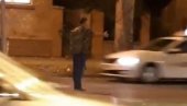 ŠOKANTAN SNIMAK IZ NOVOG SADA: Stoji nasred ulice i radi nešto sumanuto, građani kažu da mu nije prvi put (VIDEO)
