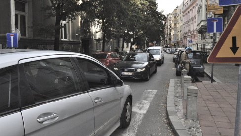 RUŠENJE IZAZVALO KOLAPS: Za saobraćaj je zatvorena Ulica Jelene Ćetković, stručni timovi počeli uklanjanje nelegalno izgrađenog zida