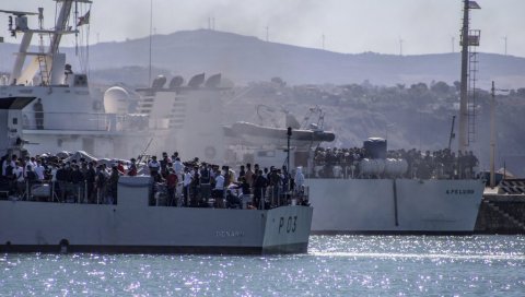 ИНВАЗИЈА МИГРАНАТА НА ИТАЛИЈУ:  Надиру у таласима, острво Лампедуза у колапсу, искрцало се 2.500 људи