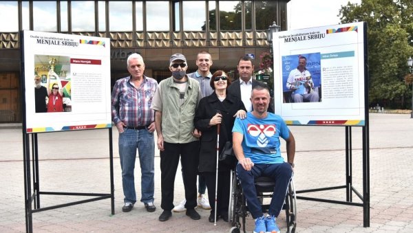 НЕМА НЕПРЕМОСТИВИХ ПРЕПРЕКА: У Врбасу отворена изложба Особе с инвалидитетом које су мењале Србију