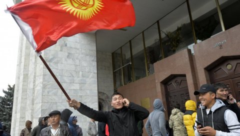 ВОЈСКА И НАОРУЖАЊЕ РАСПОРЕЂЕНИ У ГЛАВНОМ ГРАДУ: Смирује се ситуација у Киргистану