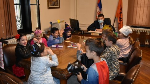 MALIŠANI POSETILI GRADONAČELNIKA: Grupa dece izvrtića obišla obišla gradonačelnika i uručila mu poklone