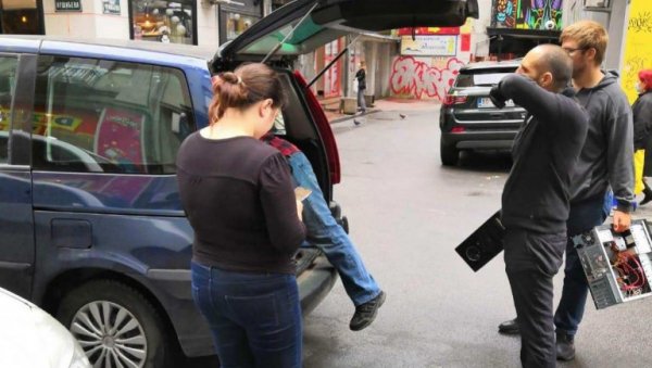 ОДНЕЛИ ИХ НА НЕПОЗНАТУ ЛОКАЦИЈУ: Лутовчеви износе ствари из централе