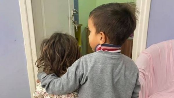 ФОТОГРАФИЈА КОЈА ЈЕ РАСПЛАКАЛА СРБИЈУ: Малишан загрлио своју сестру док чекају ручак у Свратишту за децу (ФОТО)
