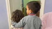 FOTOGRAFIJA KOJA JE RASPLAKALA SRBIJU: Mališan zagrlio svoju sestru dok čekaju ručak u Svratištu za decu (FOTO)
