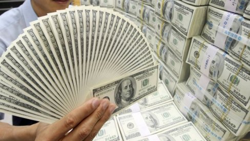 ZAPANJUJUĆA RAČUNICA FAJNENŠEL TAJMSA: Dolar pao ispod 50 odsto svetskih rezervi