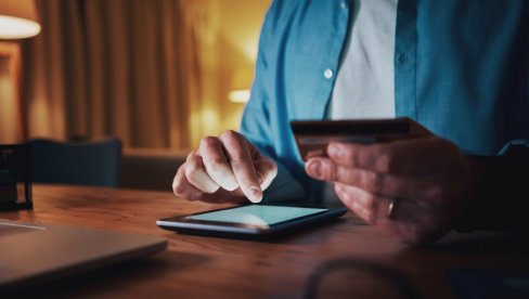 БЕГ ОД РАЗГОВОРА: Кријемо се једни од других чак и док смо константно повезани једни с другима