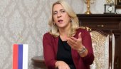 KAKO JE TO BITI SEDMA SILA: Predsednica RS Željka Cvijanović zauzela mesto novinarima (FOTO)