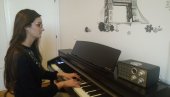 МАЛА ПЕТРА НОВО ЧУДО ЗА КЛАВИРОМ: Слепа пијанисткиња из Новог Сада виртуозношћу опчинила музички свет