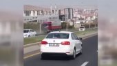 OTKAZALE MU KOČNICE PA JURIO DVA KILOMETRA UNAZAD: Snimak ludačke vožnje iz Turske obišao svet (VIDEO)