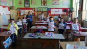 ПОКЛОНИ ЗА ПРВАКЕ: Жене из Сечња обрадовале ученике торбицама зха патике, слаткишима и мајицама са именима