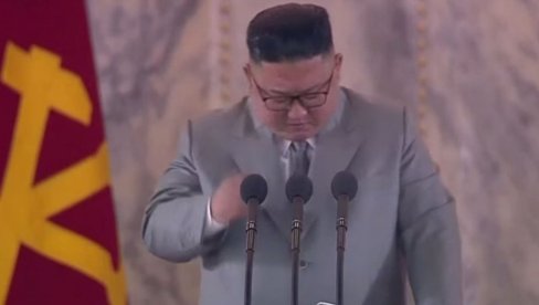 КИМ ЏОНГ УН ПУСТИО СУЗУ ПА РАСПЛАКАО НАРОД: Ево због чега је лидер Северне Кореје био толико емотиван на војној паради (ВИДЕО)
