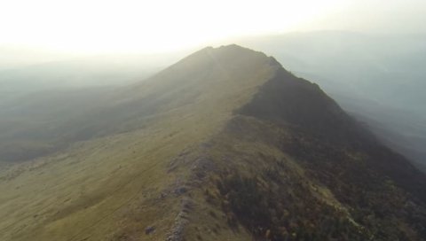 НЕСТВАРАН ПРИЗОР ИЗНАД РТЊА! Људи деле фотографију неба над мистичном планином - а реч је заправо о овоме (ФОТО)