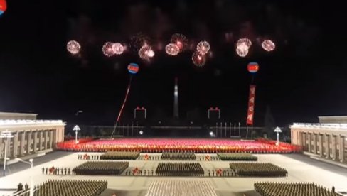 KIM DŽONG UN PRKOSI KORONI: Spektakularan slet na stadionu u Pjongjangu (VIDEO)