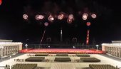 KIM DŽONG UN PRKOSI KORONI: Spektakularan slet na stadionu u Pjongjangu (VIDEO)