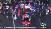 NEREDI U LOS ANĐELESU: Navijači Lejkersa napali policiju, čuvari reda uzvratili, ispaljen i suzavac (VIDEO)