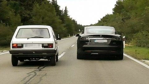 СУДАР ТИТАНА НА ПУТУ КОД ЗАДРА: Ко је бржи - југић или тесла? (ФОТО)