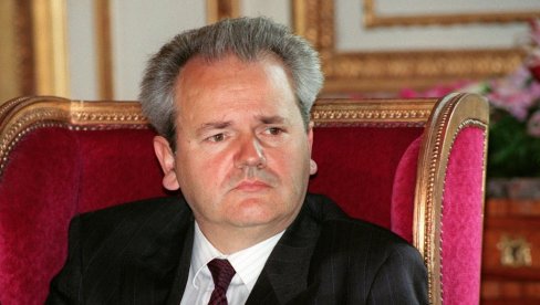 ПОЛИЦАЈЦИМА ЈЕ РЕКАО “ЕВО, БРЗО ЋУ”: Овако је Милошевић ухапшен пре 20 година - Прво је ћерки Марији опрао косу, па се предао! (ВИДЕО)