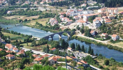 SREĆAN KRAJ DRAME: U novogodišnjoj noći Hrvatica htela da skoči sa mosta u Trebinju, spasao je mladi policajac