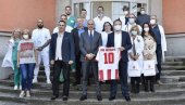 LEP GEST: Zvezda uručila sezonske karte doktorima u KBC Zvezdara