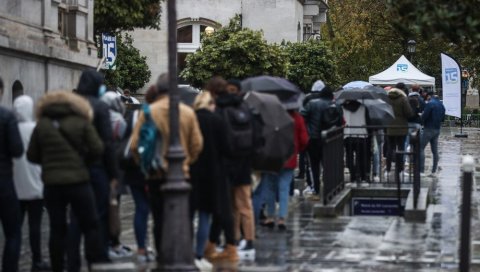 ТРАЖЕ ДРУГАЧИЈЕ МЕРЕ: Чак 81 одсто испитаних Француза није задовољно француском политиком набавке вакцина