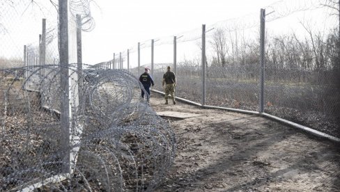 BARIJERE IDU I ISPOD ŽICE: Mađarska ojačava ogradu na granici
