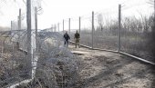 BARIJERE IDU I ISPOD ŽICE: Mađarska ojačava ogradu na granici