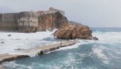 OLUJNO NEVREME U DUBROVNIKU: Podigli se talasi viši od pet metara (VIDEO)