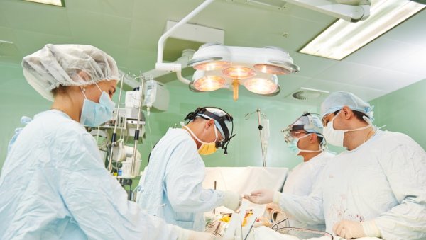 ОПЕРАЦИЈА У ЛОНДОНУ:  Пацијент добио прву очну протезу из 3Д штампача (ВИДЕО)