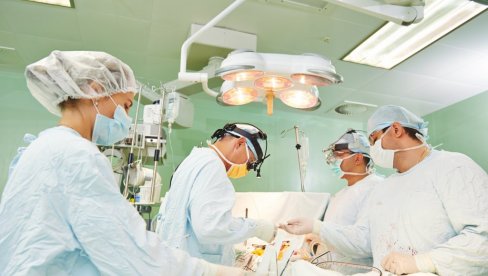 OPERACIJA U LONDONU:  Pacijent dobio prvu očnu protezu iz 3D štampača (VIDEO)