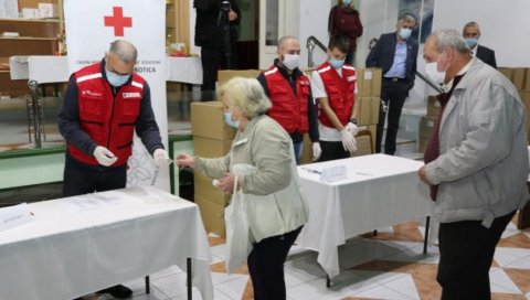 ПОМОЋ ЗА 30 ПОРОДИЦА: Суботички Црвени крст поделио пакете хране најсиромашнијима