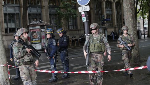DŽIHADISTI PONOVO UBIJAJU U PARIZU: Nožem odsekao muškarcu glavu vičući Alahu Akbar