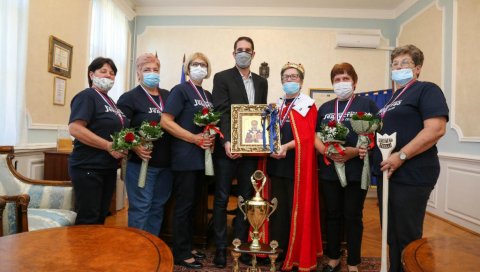 БАНАЋАНКЕ СПРЕМНО “ИЗАШЛЕ НА ТЕГЛУ”: Најбољи ајвар спрема се на северу Србије