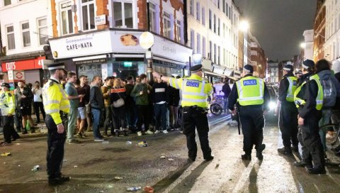 ПОСЛЕДЊА НОЋ СЛОБОДЕ У ЛОНДОНУ: Полицајци изашли на улице - пабови и ресторани могу да раде само до 22 часа