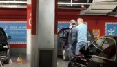 KRVAVA MRLJA NA PODU, POLICIJA UZIMA OTISKE: Hitna reanimirala Šarca - snimci iz garaže Ušća (VIDEO)