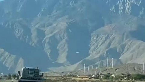 БАЛОН ИЛИ НЛО? Чудна летелица беле боје снимљена над Калифорнијом (ВИДЕО)