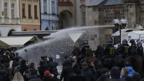 ЖЕСТОКИ СУКОБИ НА ПРОТЕСТУ У ПРАГУ: Полиција употребила сузавац водене топове  (ФОТО)