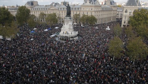 ФРАНЦУЗИ НА НОГАМА ЗБОГ ИСЛАМИСТЕ: Хиљаде људи на улицама, масовни протести након језивог убиства професора (ФОТО/ВИДЕО)
