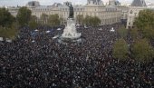 ФРАНЦУЗИ НА НОГАМА ЗБОГ ИСЛАМИСТЕ: Хиљаде људи на улицама, масовни протести након језивог убиства професора (ФОТО/ВИДЕО)